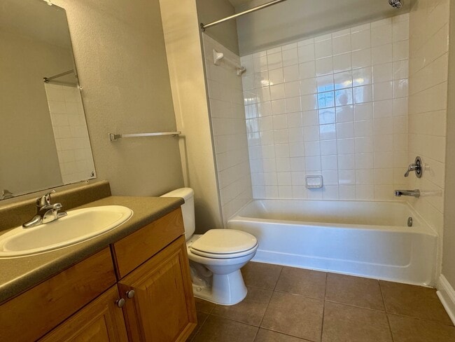 Guest Bedroom ensuite bathroom - 581 Wingspan Way