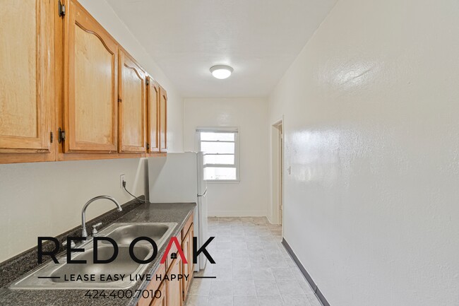 Building Photo - 400-404 S Kenmore Ave