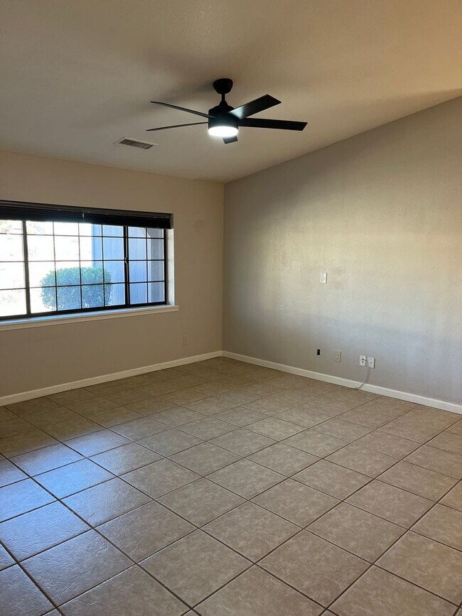 Building Photo - Modern, updated 3B/2B with fenced yard and sun room in Cottonwood