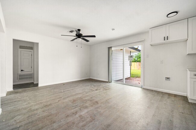 Building Photo - 404 Glenmore Dr