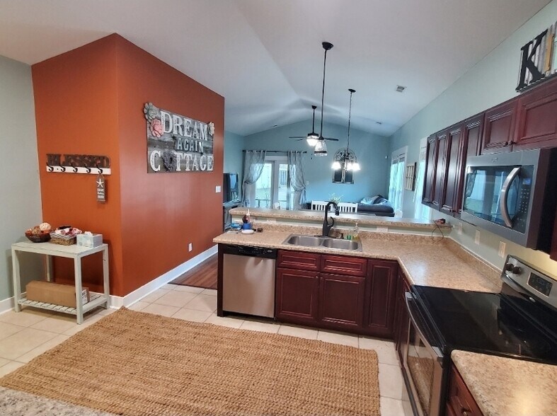 Building Photo - 3003 Country Club Dr