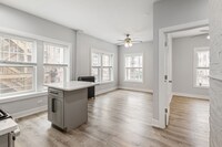 Building Photo - 1059 W Glenlake Ave