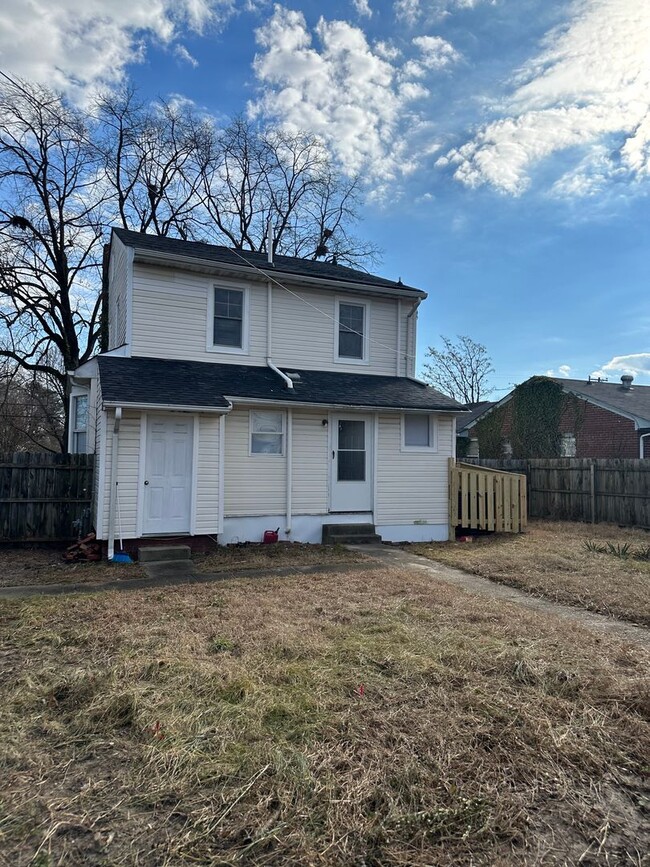 Building Photo - 4 bed 2 bath house in Rva North Side! Laun...