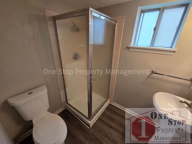 Building Photo - Updated 4 Bedroom, 2 Bathroom Duplex in Overland Park, Kansas