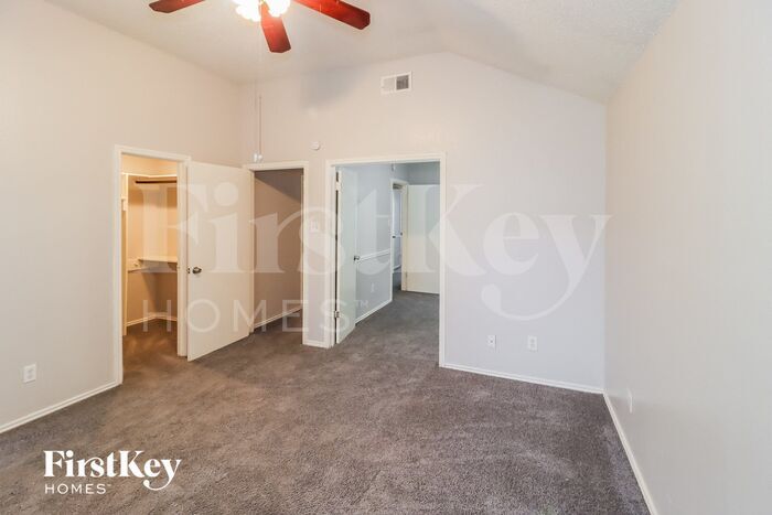 Building Photo - 3200 Creekwood Ln