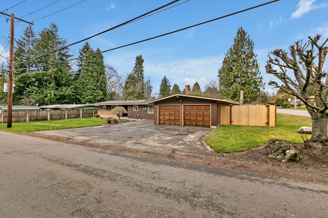 Building Photo - Great Burien Rambler with HUGE attached ga...