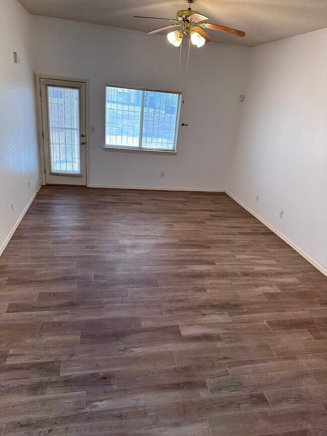 Building Photo - 12100 Dos Rios Dr