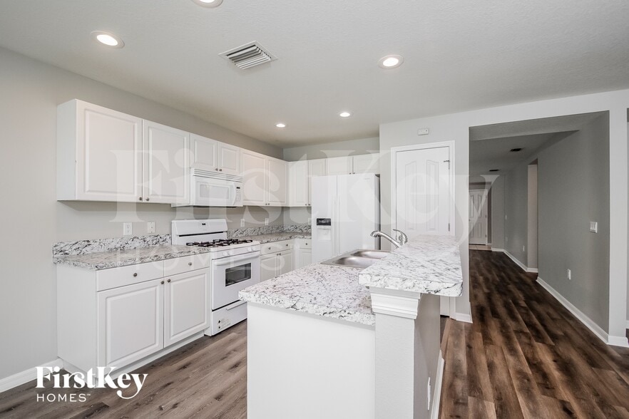 Building Photo - 6623 Waterton Dr