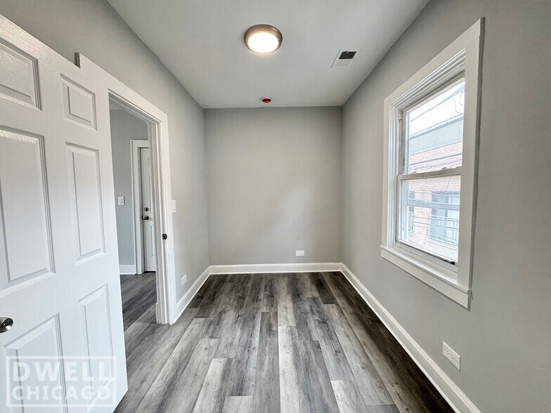 Building Photo - 1546 W Walton St