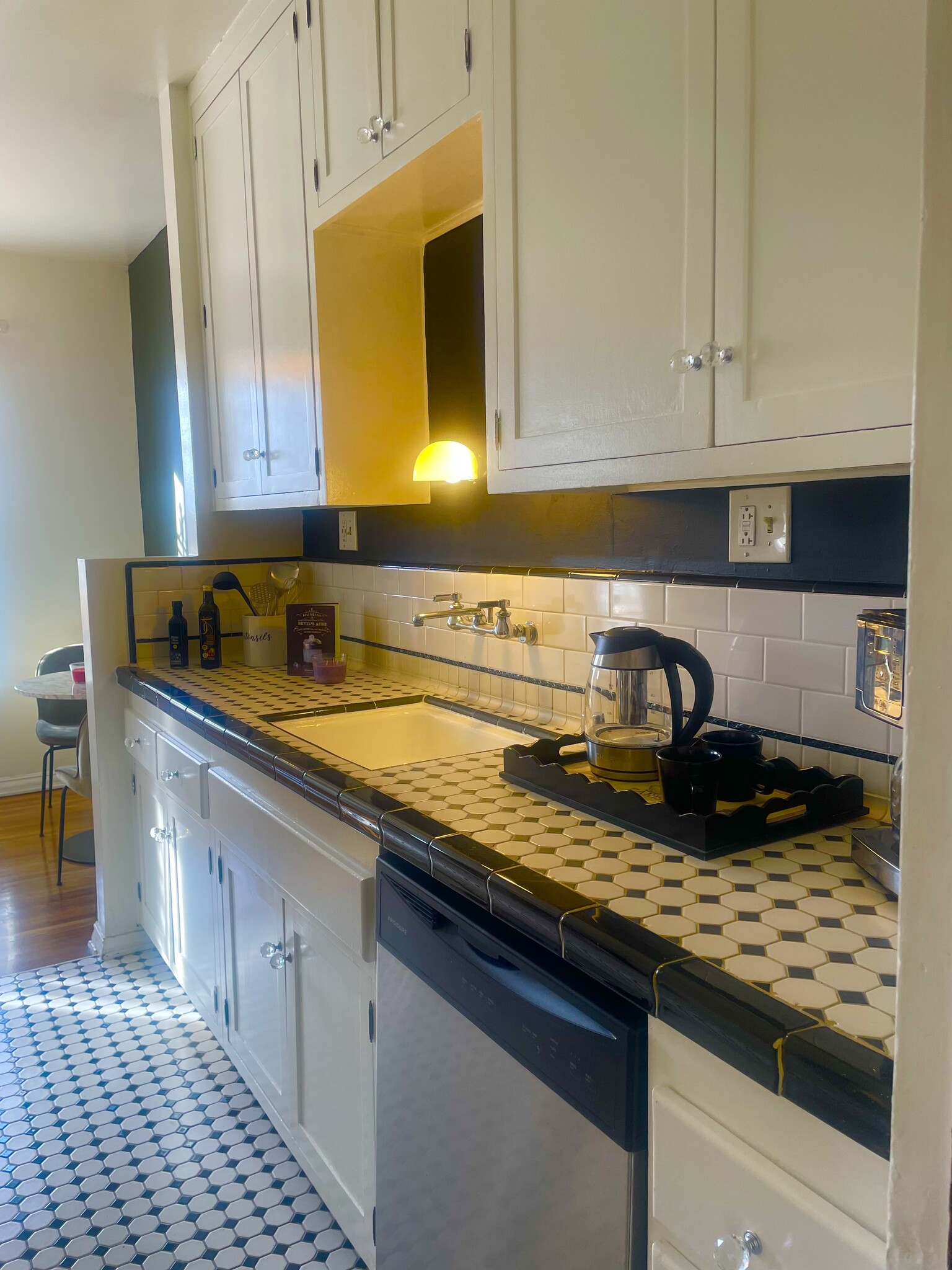 studio kitchen - Los Altos Apartments