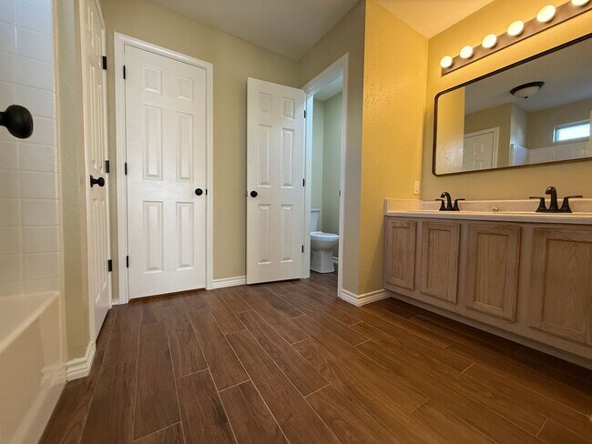 Building Photo - 1305 Fox Creek Dr