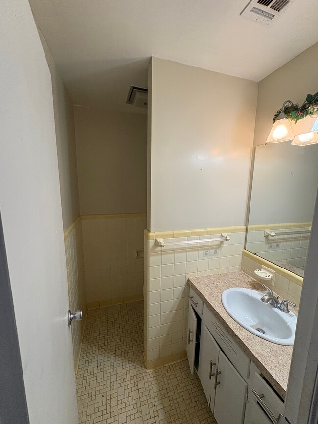 Building Photo - 913 Hillman St