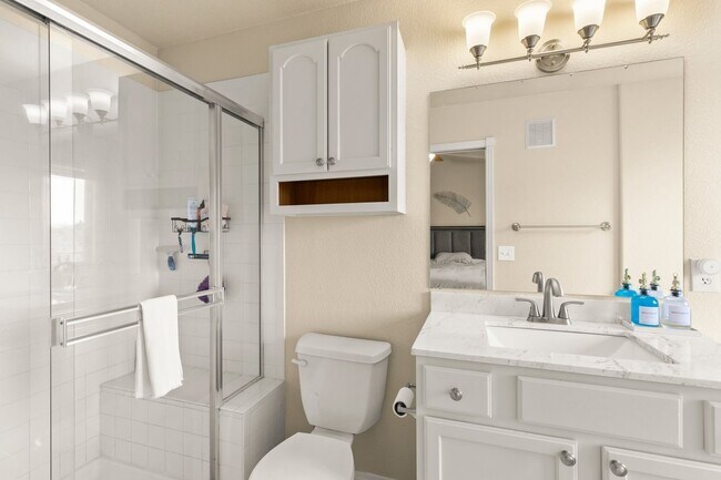 Building Photo - Westside Condo with Mountain Views, Upgrad...