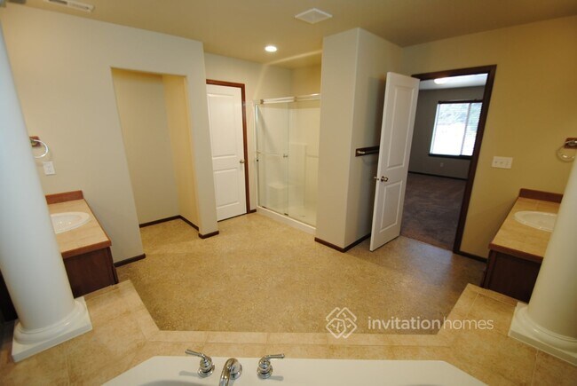 Building Photo - 5601 117th Pl NE