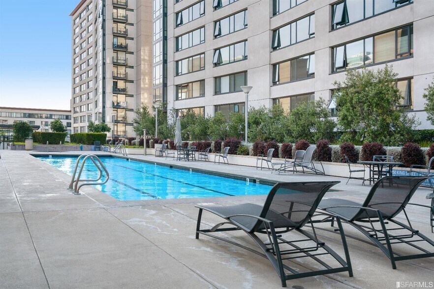 Beautiful heated pool - 250 King St