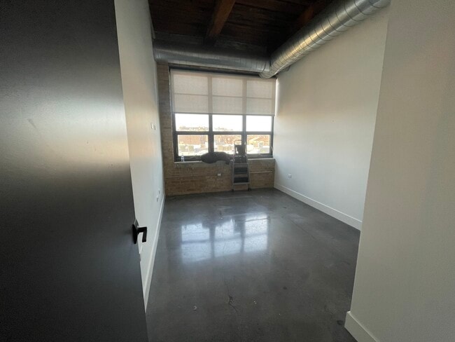 Building Photo - 2061 N Southport Ave