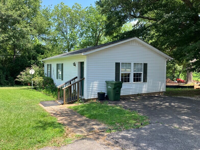 Primary Photo - 503 E Main St