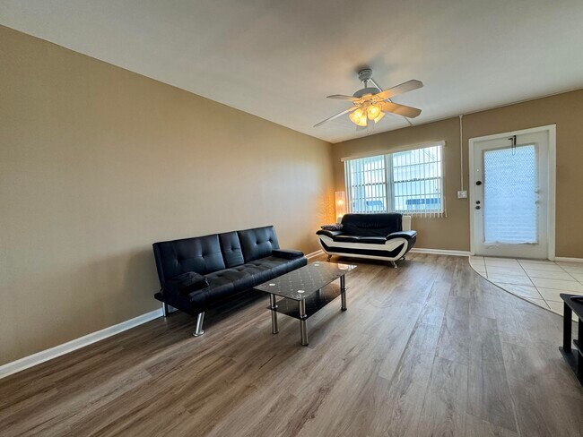 Building Photo - 4019 Lincoln A