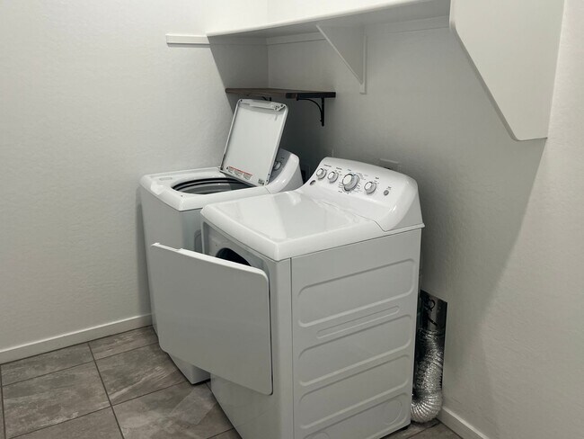 Building Photo - 14052 W Valentine St