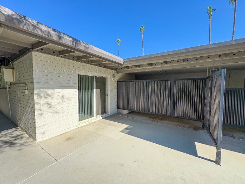 Building Photo - 2737 E Glenrosa Ave
