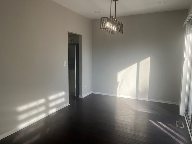 Building Photo - 567 W Parkside Dr