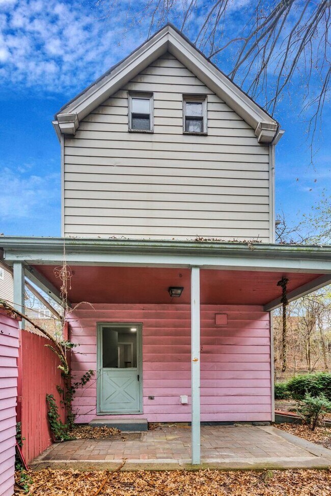 Building Photo - 4 Bed 2 Bath - Newly updated Shadyside home