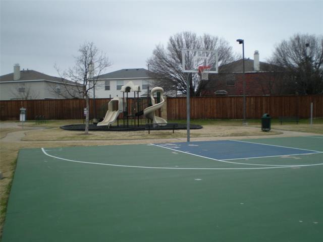 Building Photo - 2213 Willow Dr