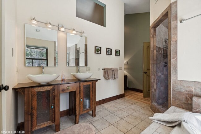 Building Photo - Charming 4 bedroom Home in Whitefish on 3 Acres