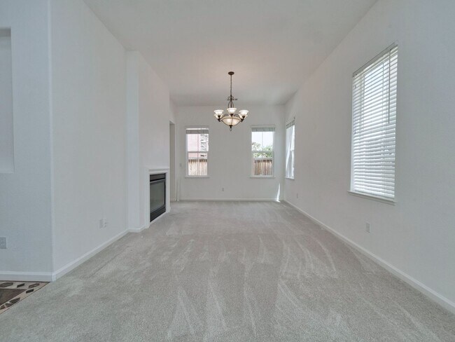 Building Photo - Gorgeous 4 Bed, 3.5 Bath in Brentwood