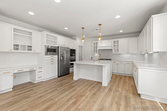 Building Photo - 6338 Huntington Dr