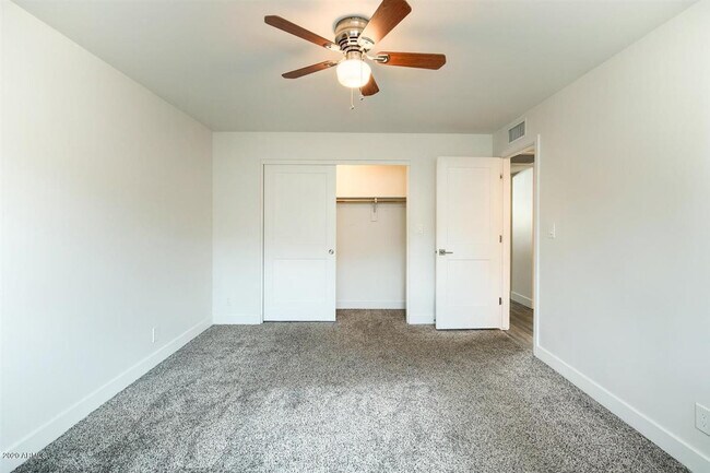 Building Photo - 3140 E Glenrosa Ave