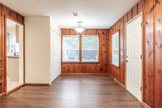 Building Photo - * Move-In Special - Half Off First Month's...