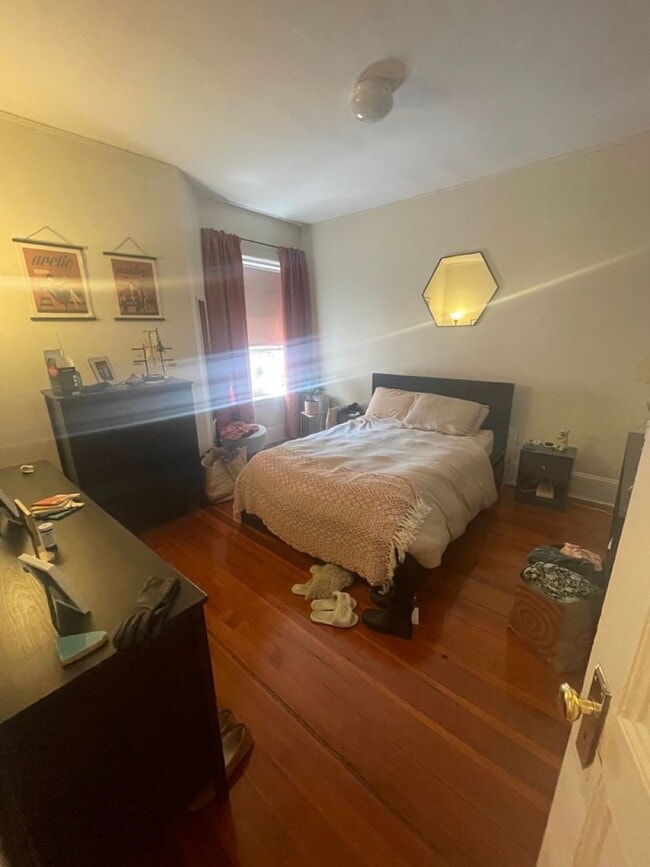 Building Photo - 9/1 No Fee! Sunny 2BR w/private balcony, heat/hw inc!