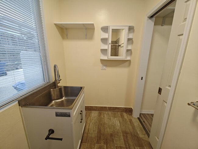 Building Photo - 655 Freesia Dr