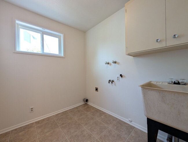 Building Photo - 3-Bedroom, 2-Bath Home In The River Road A...