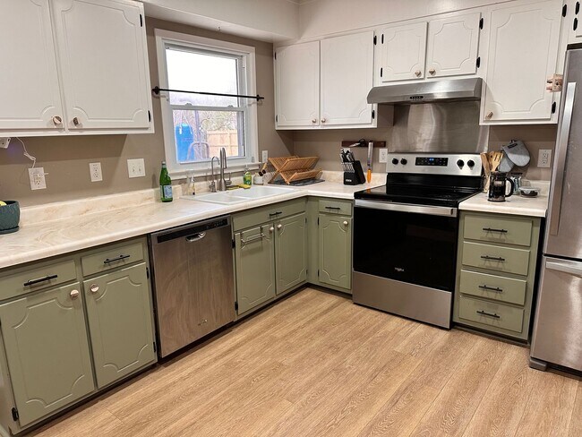 Building Photo - Charming 3 bed 2 bath ranch with fenced yard  available 6/5/2026!