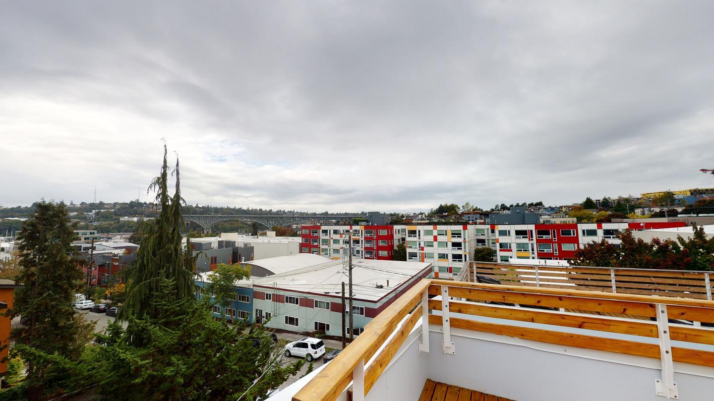 Building Photo - Chic Wallingford townhouse near Gas Works Park