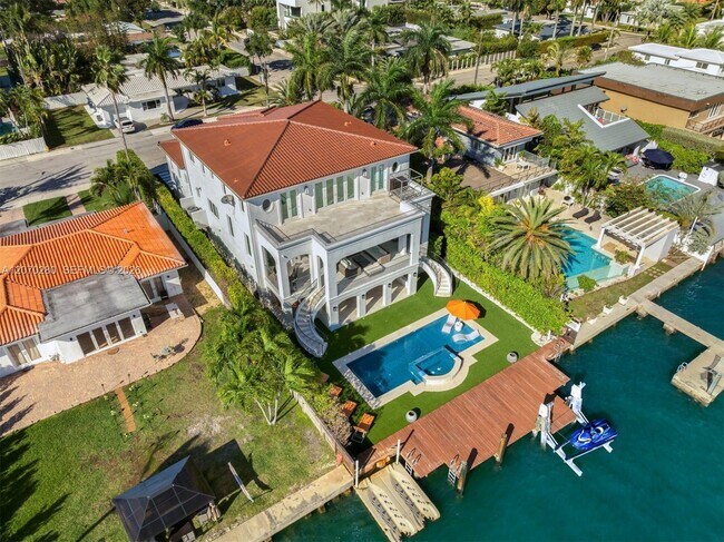 Building Photo - 1460 S Treasure Dr