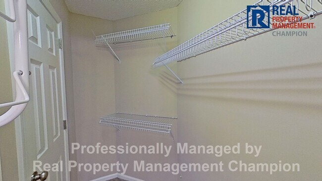 Building Photo - Ground Level Condo with Community Pool