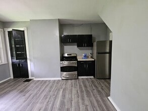 Building Photo - Spacious 3 bedroom 1 bath house for rent i...