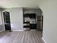 Building Photo - Spacious 3 bedroom 1 bath house for rent i...