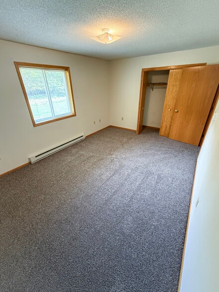 Building Photo - 345 Twin Oak Dr