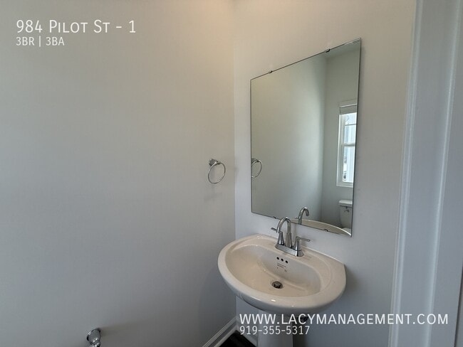 Building Photo - 984 Pilot St