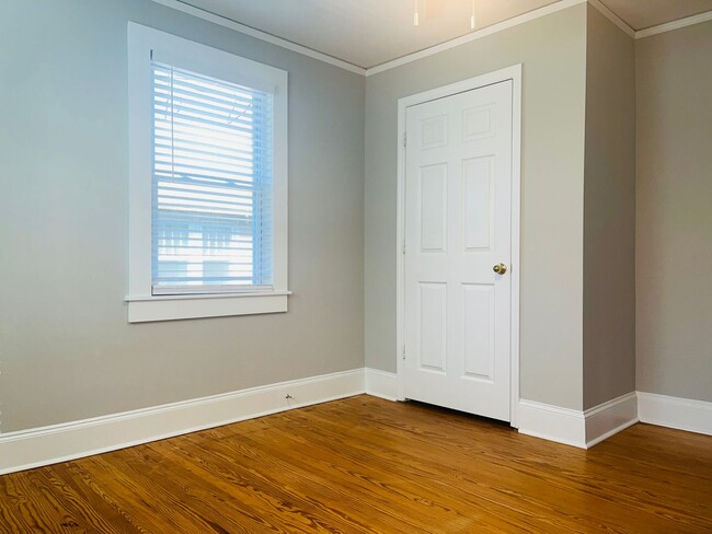 Building Photo - Adorable cottage style home with large fenced in backyard near Downtown Lagrange! Must see!