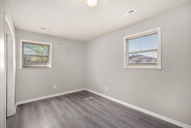 Building Photo - Beautiful 2BR/1BA Duplex in Independence!