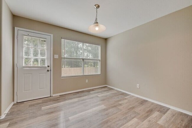 Building Photo - Newly updated home ready for move in