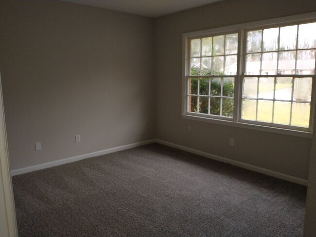 Building Photo - Nice 4/2--Move in Ready--Total Electric