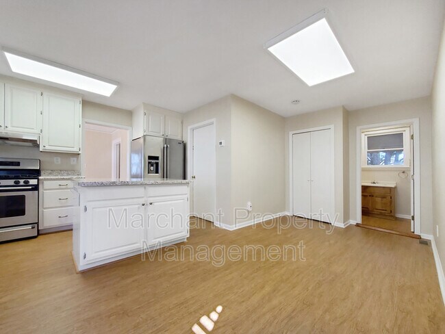 Building Photo - 504 University Ridge