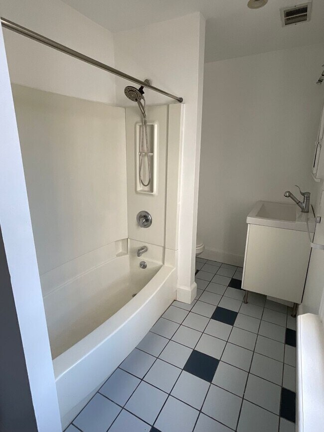 Building Photo - 624 Catharine St