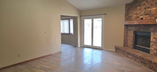 Building Photo - 3 Bedroom 2 Bathroom home in Southwest Springfield for $1495!